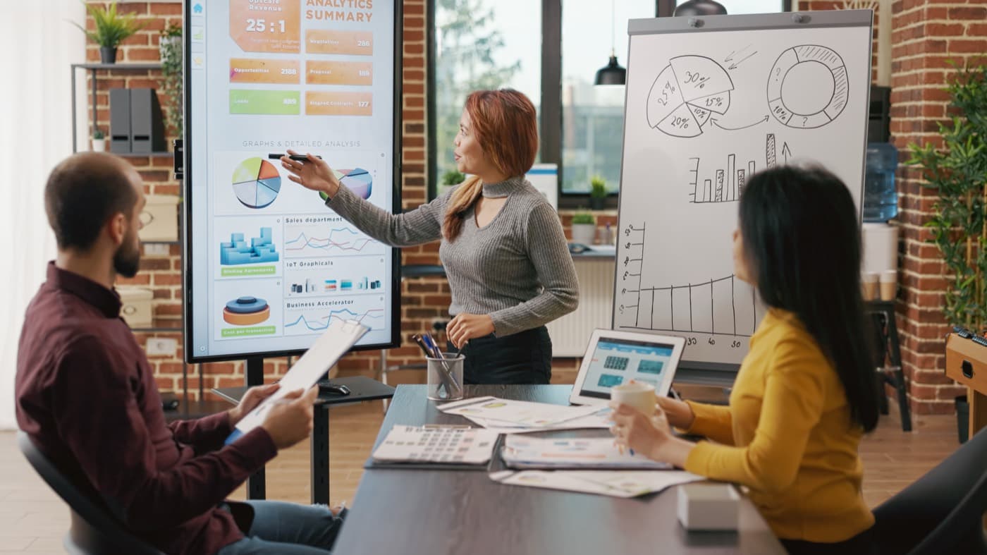A manager presenting an AI-generated performance dashboard to her team